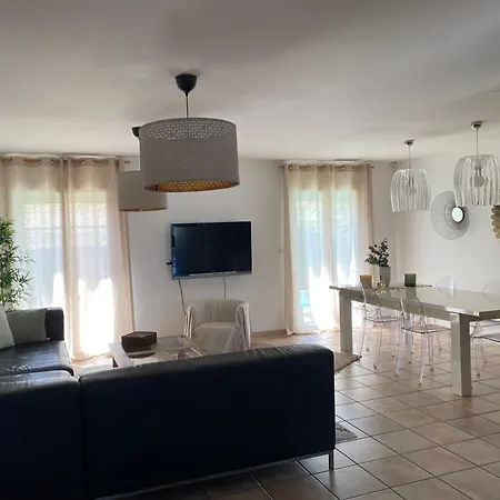 Avec Piscine Et Jardin Prives, Cosy Avec Clim Nimes